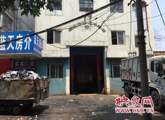 城北路環(huán)衛(wèi)中轉(zhuǎn)站門前的垃圾車裝滿了生活垃圾，腐臭味撲面而來(lái)