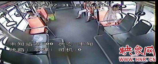 家長(zhǎng)放任小孩在車廂內(nèi)玩耍，甚至站到座椅上。