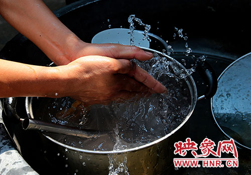 洗碗洗菜對于雙眼失明的張國敬來說，需要比常人花上更多的時間。