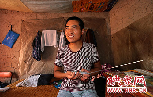 張國敬平時喜歡聽廣播，特別是各種歌曲節(jié)目。