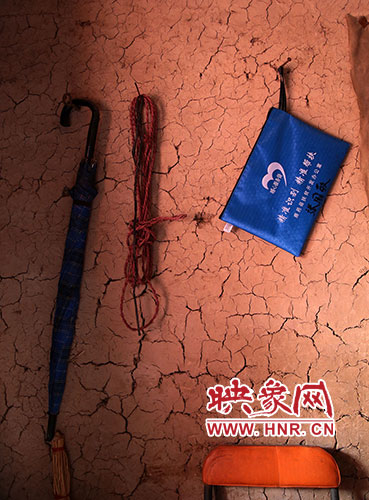 精準扶貧的暖心服務袋，被張國敬掛在上墻最醒目的位置。