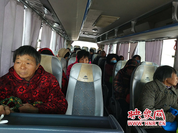 警方調(diào)來(lái)車輛，將超載人員轉(zhuǎn)運(yùn)走