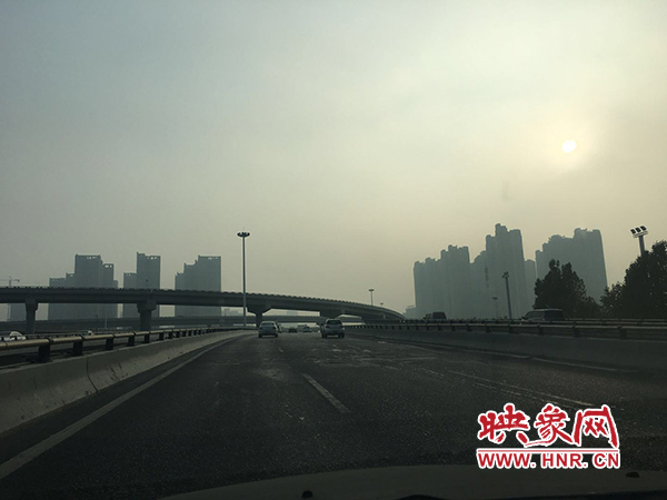 限行首日，三環(huán)橋上橋下，車輛不多，交通狀況良好。