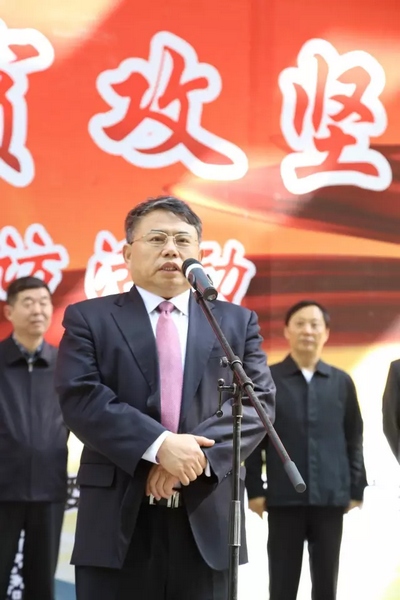 省委宣傳部副部長、省新聞出版廣電局局長朱夏炎宣布《打贏脫貧攻堅戰(zhàn)》大型采訪活動正式啟動。