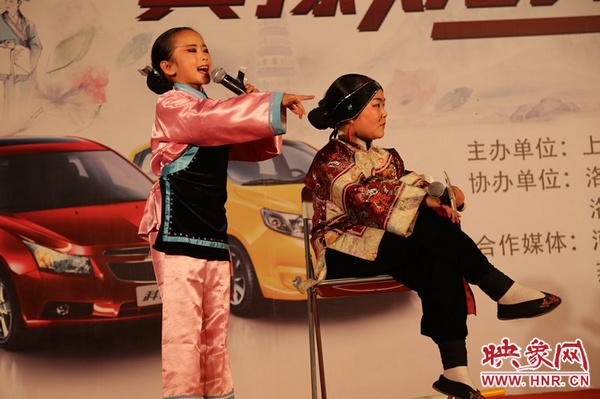 兩個(gè)小演員的表演活潑，惹得觀眾連連叫好。