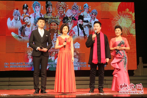 戲迷春晚主持人月陽（右二）、李亞楠（右一）、王巖（左二）、王曉凡（左一）