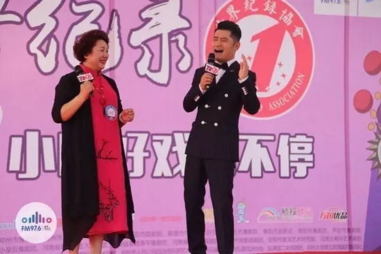 原來是關(guān)大帥哥的演唱，逗笑了全場觀眾