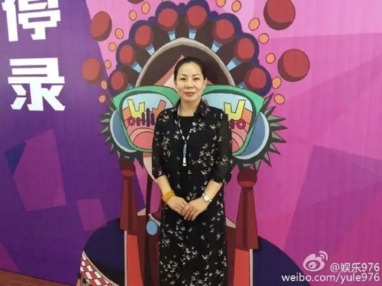 河南大愛(ài)劇團(tuán)代表張艷紅講述自己帶領(lǐng)團(tuán)里的演員參與挑戰(zhàn)的故事。