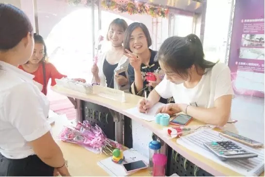 到場(chǎng)嘉賓均獲得巧克力一盒，女士另外還獲得獲得玫瑰花一支。