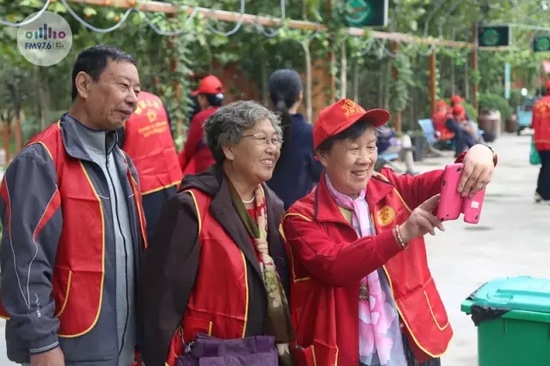 爺爺奶奶叔叔阿姨被盛運(yùn)莊園的景致吸引，紛紛拍照留影
