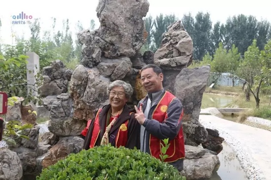 爺爺奶奶叔叔阿姨被盛運(yùn)莊園的景致吸引，紛紛拍照留影