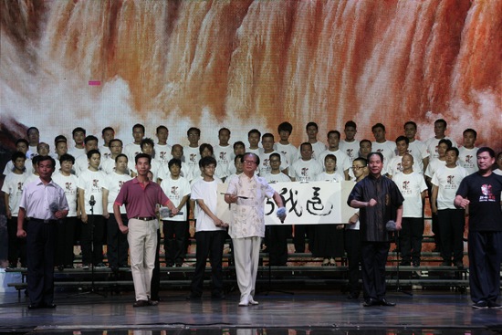 著名表演藝術(shù)家、唐派傳人賈廷聚（中），率眾弟子演唱唐派經(jīng)典名段《還我河山》