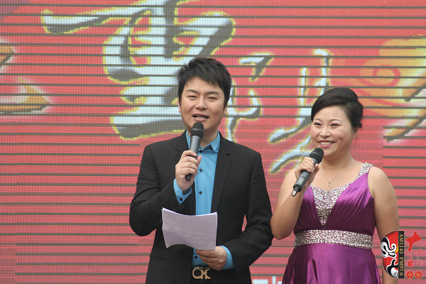 活動(dòng)由著名戲曲節(jié)目主持人，河南電臺(tái)戲曲廣播當(dāng)家小生月陽（左）戲曲廣播《票友排行榜》主持人丁蘭（右）主