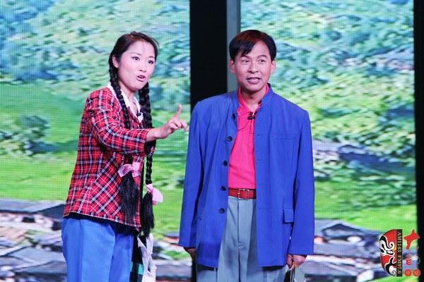 第二場，河南省豫劇三團優(yōu)秀演員劉海功（右）飾栓保，安陽市票友景永芳（左）飾銀環(huán)