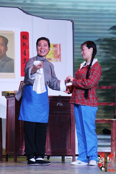 第三場，河南電臺戲曲廣播總監(jiān)木子（左）飾栓保娘，《梨園星秀場》《有你就有戲》主持人媛媛（右）飾銀環(huán)