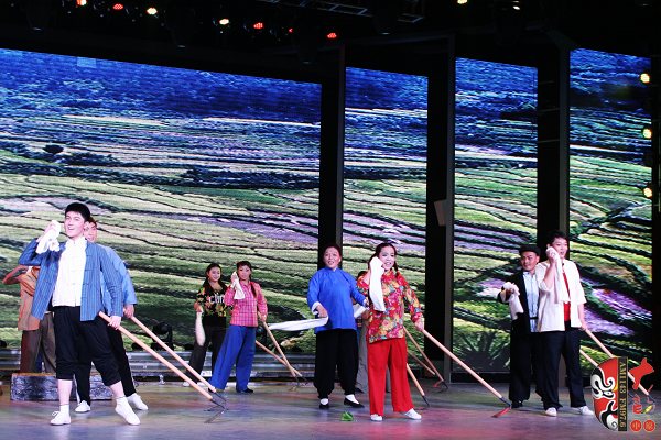 群眾勞動場面，劇中演員包含票友、專業(yè)演員、戲迷