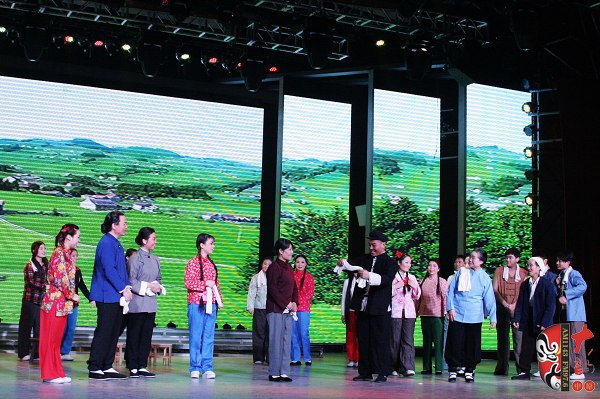 眾鄉(xiāng)親場面——包含河南電臺戲曲廣播主持人，專業(yè)戲曲演員、戲曲票友，河南電臺戲曲廣播聽眾