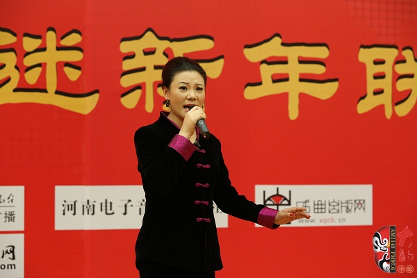 戲曲廣播主持人王唯、曉琴、丁蘭、李鋮及鄭州市曲劇團(tuán)優(yōu)秀演員張娜共同表演的小品《賣鞋》