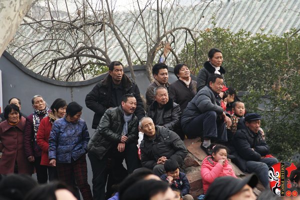人民公園演出現(xiàn)場(chǎng)擠滿了觀眾，圖為觀眾爬上假山山頭