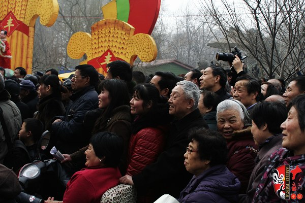 人民公園現(xiàn)場(chǎng)人頭攢動(dòng)，其他媒體記者不得不舉起相機(jī)拍照