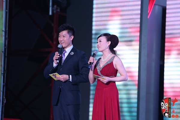 晚會(huì)主持人：河南電臺(tái)戲曲廣播副總監(jiān)張彤（右）、《梨園星秀場(chǎng)》主持人池城（左）