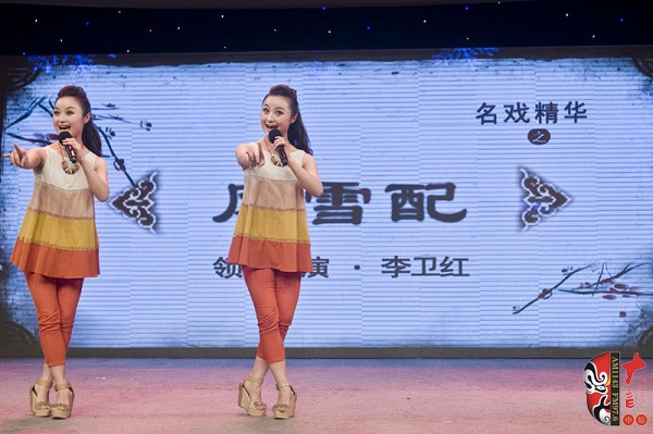 高玉明、高玉慧雙胞胎姐妹助興表演