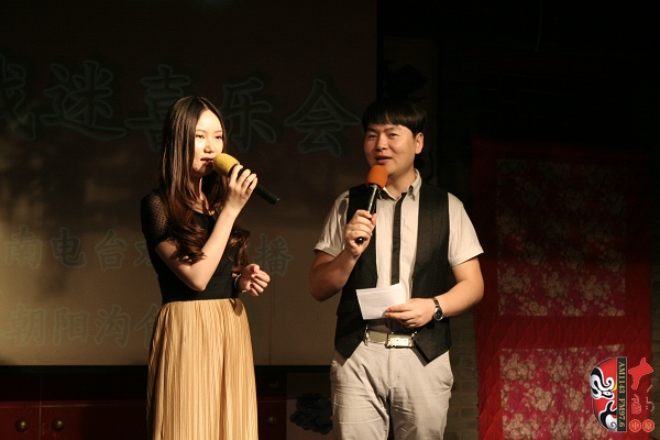 主持人：河南電臺戲曲廣播《越學越開心》主持人張琳，著名戲曲節(jié)目主持人、戲曲廣播當家小生月陽