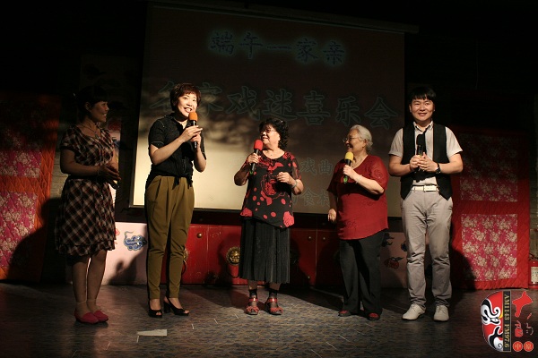 戲曲廣播總監(jiān)木子、豫劇表演藝術(shù)家楊華瑞、高潔、戲曲廣播當家小生月陽、票友張華合作表演《朝陽溝》選段