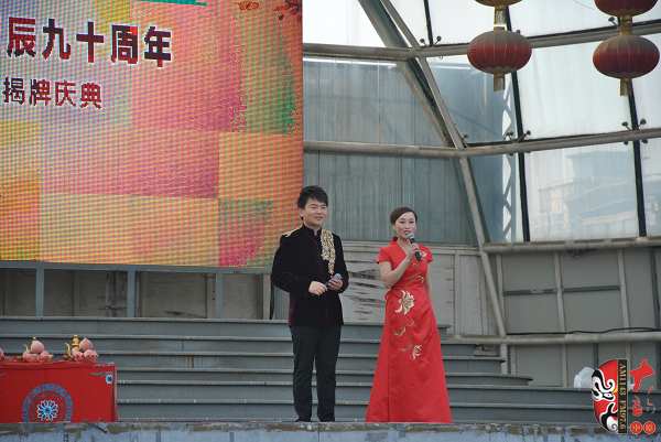 主持人：河南電臺戲曲廣播副總監(jiān)張彤（右）、著名戲曲節(jié)目主持人、戲曲廣播當(dāng)家小生月陽（左）