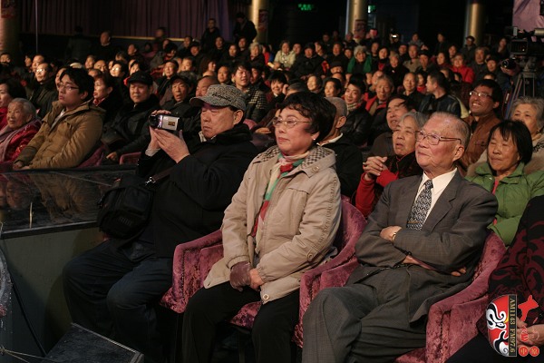 著名豫劇表演藝術(shù)家張?jiān)聵s(中)、臺(tái)灣知名學(xué)者趙明普(右)