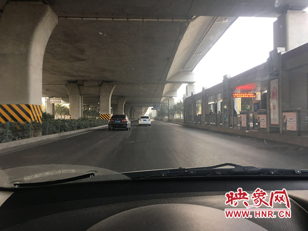 限行首日，三環(huán)橋上橋下，車(chē)輛不多，交通狀況良好。