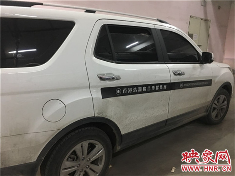 車身上按要求貼著廣告。