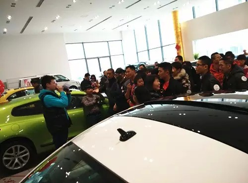 現(xiàn)場(chǎng)活動(dòng)由私家車(chē)廣播《999車(chē)生活》主播飛揚(yáng)、佳雨主持，新年呵護(hù)，溫暖你一路。