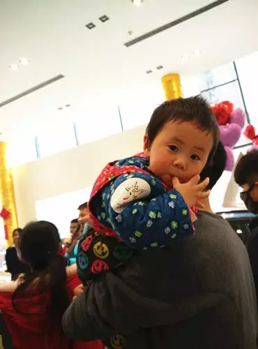 小朋友雖然你骨骼清奇，但是米、油你照樣拎不動(dòng)啊，還是乖乖的油卡拿好吧。