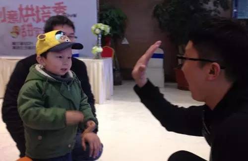 老楊你真心的是童心未泯啊，來(lái)，跟叔叔Give Me Five！