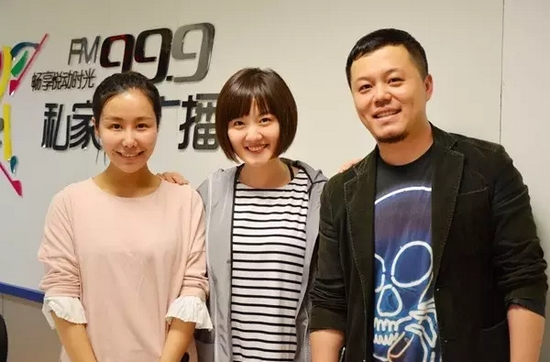 跟兩位女神在一起，莫非你知道你此刻有多招小編嫉恨？