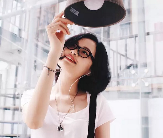 當(dāng)然，怎么能少的了美女出鏡？