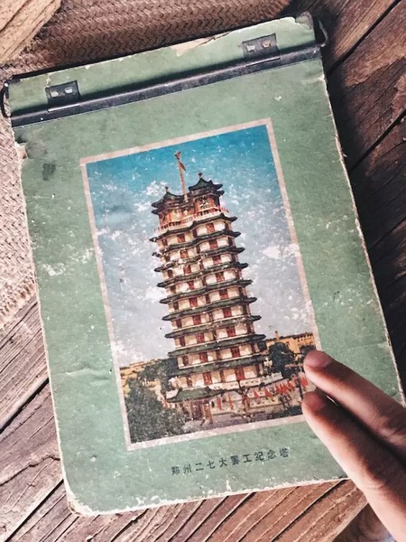 我們撫摸著鄭州的歷史，從中了解它的厚度。