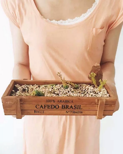 我們同時也在撫摸著希望，從中了解鄭州的生命張力。