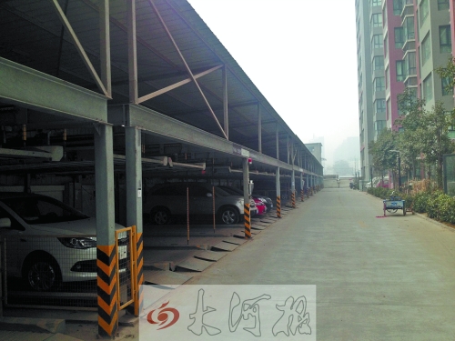 中原區(qū)新禧園小區(qū)，靠著圍墻的空地，建成兩層立體車庫。