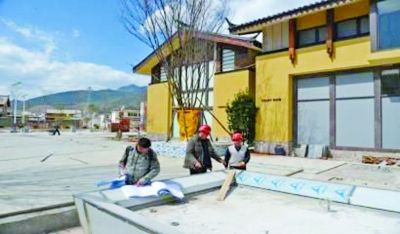 　　別墅工地，工人正在施工。