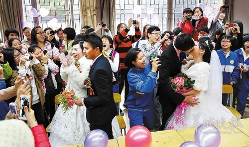 10對老師新人在校園里舉行集體婚禮，在教室里接新娘、拜堂