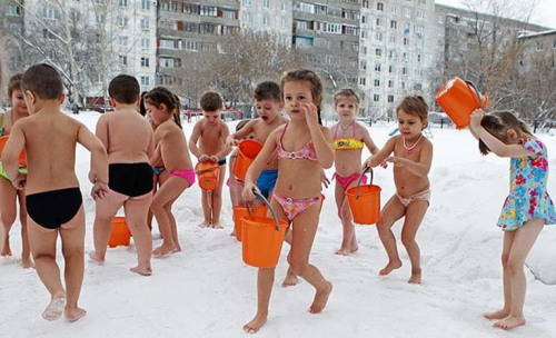 幼兒園的兒童身穿泳裝，在零下25度的雪地里沖涼水澡。