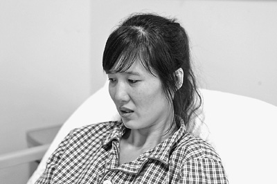 郭萍先做完手術(shù)的左腳剛剛拆線，但還打著石膏，鋼釘也尚未取出