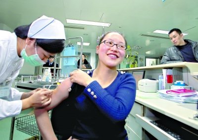 昨日，向雪敏在同濟(jì)醫(yī)院血液科病房打動員劑，丈夫陳武右在身后注視著妻子 記者傅克強(qiáng)
