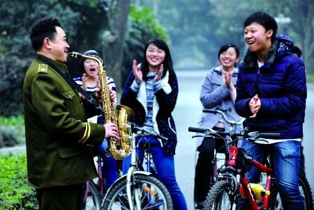 自學(xué)三種樂器，大學(xué)保安哥夢想開音樂會