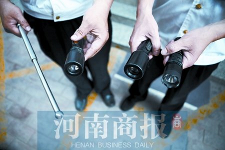 鄭州8名小學(xué)生持警棍、電擊槍街頭“火拼”