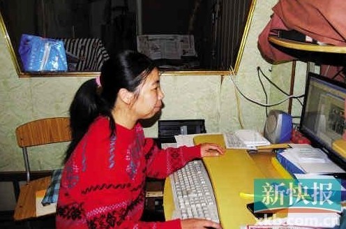 在狹小簡陋的住處，陳敏莉最專注的事情是通過網(wǎng)絡(luò)即時(shí)了解公益信息