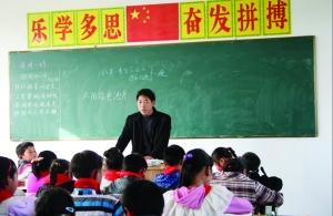 張從友先把妻子帶到學(xué)校，然后會準(zhǔn)時為學(xué)生們上課