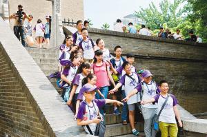 西安小雁塔景區(qū)內(nèi)，學(xué)生們正在古跡前合影留念